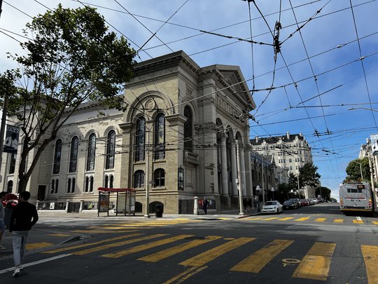 Straße mit Gebäude im Hintergrund, Downtown San Francisco