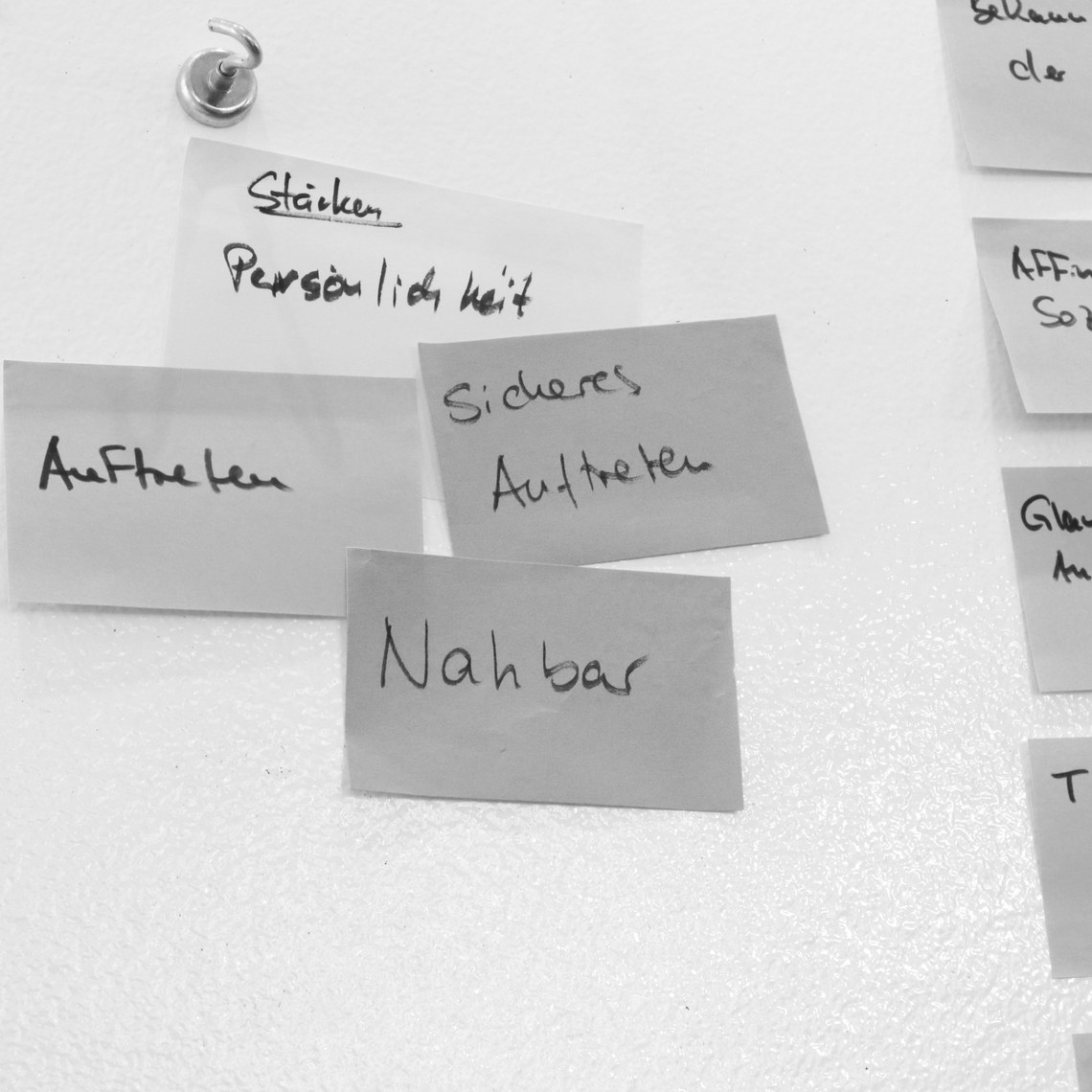 Notizzettel mit Stichworten wie "Persönlichkeit", "Nahbar", "Sicheres Auftreten".
