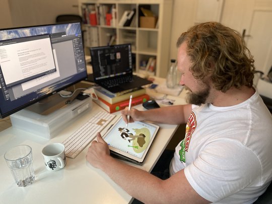 Illustrator Lasse beim Zeichnen