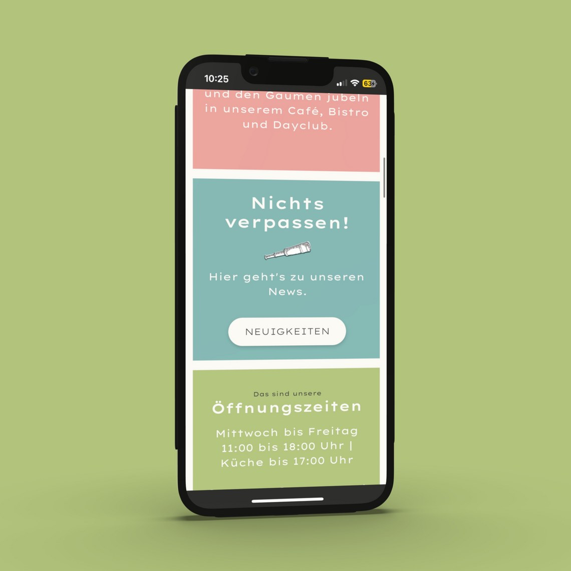 Smartphone zeigt Öffnungszeiten und Neuigkeiten-Button auf grünem Hintergrund.